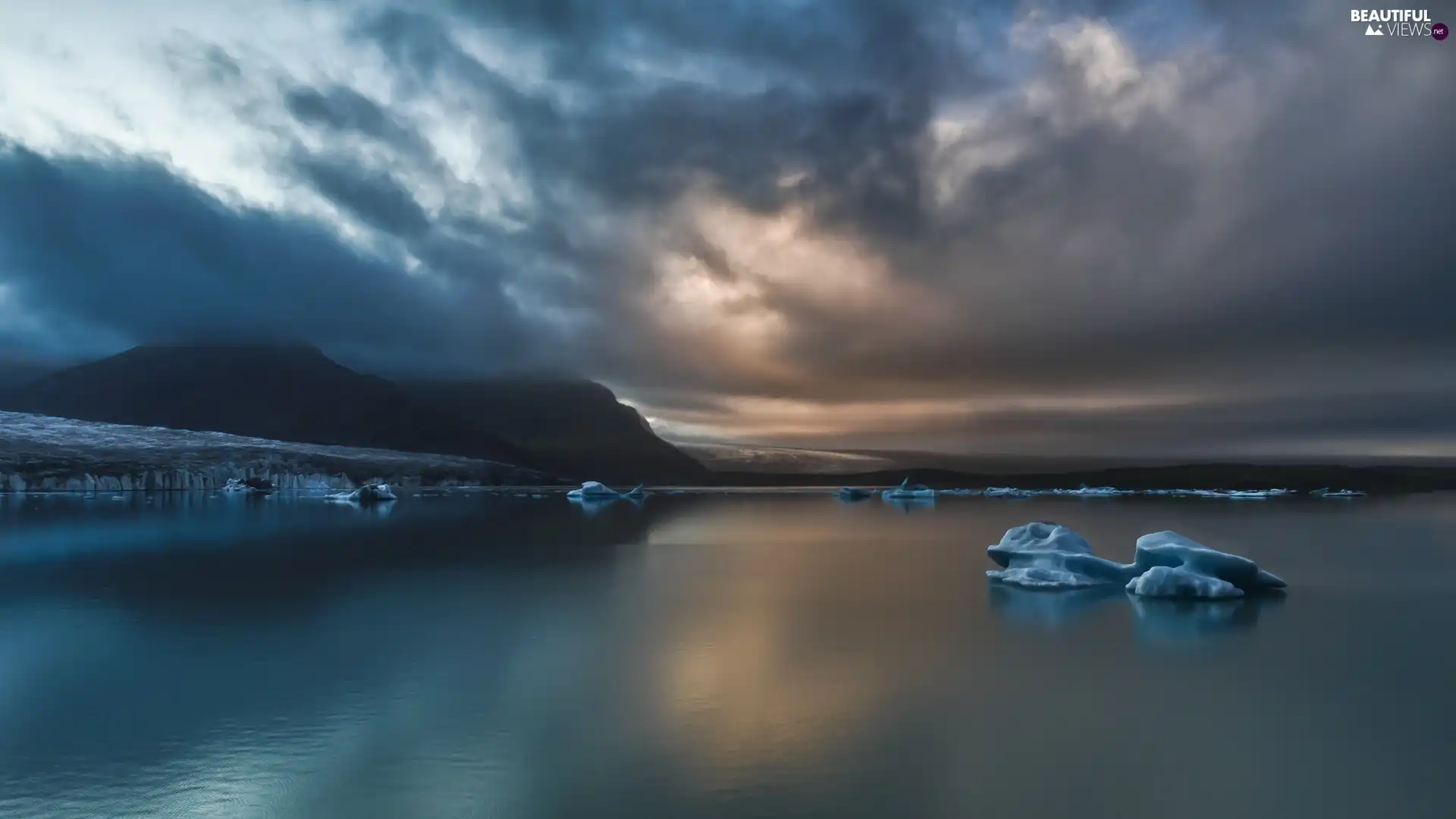 Mountains, water, floe